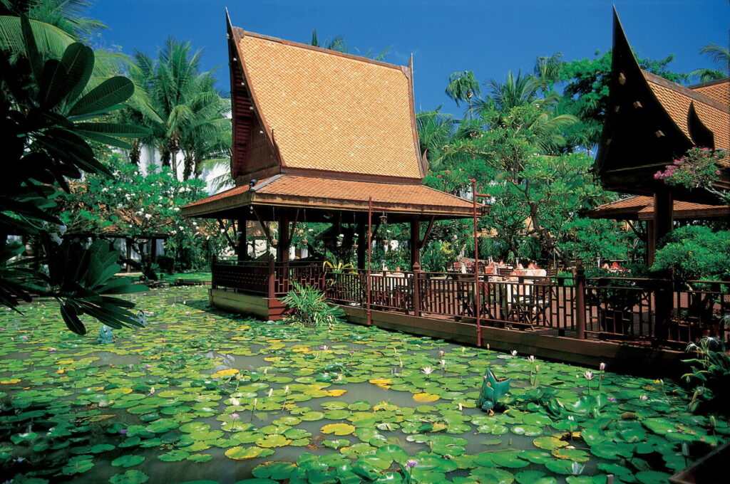 avani_pattaya_resort_spa_-_sala_rim_nam_restaurant