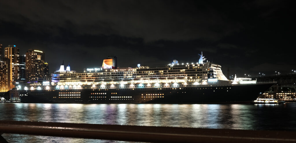 qm2-in-sydney-by-night