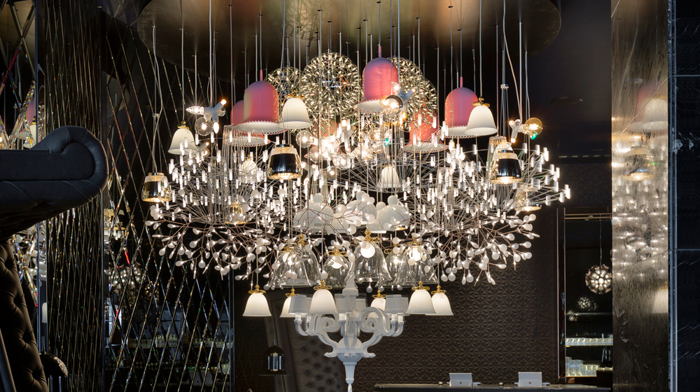 Mega Chandelier with Moooi Works Portrait